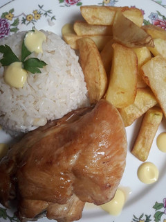 Una foto de Pollito frito con papas y arroz con choclo🇵🇪