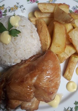 Una foto de Pollito frito con papas y arroz con choclo🇵🇪