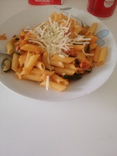Una foto de Pasta con calabacín y taquitos de jamón