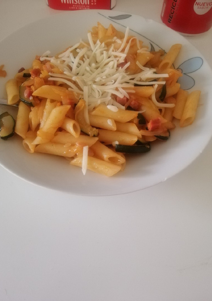 Una foto de Pasta con calabacín y taquitos de jamón