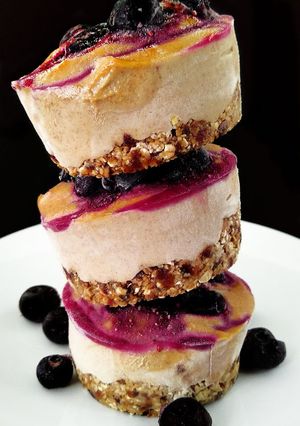 Una foto de Tartaletas veganas heladas de arándanos {sin horno}