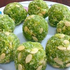 A picture of Kachche papite ke laddu (bina ghee aur mawa ke).