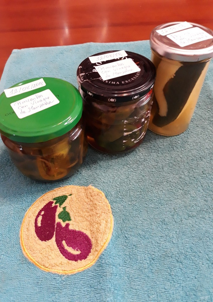Una foto de Pepino y pimientos caseros, encurtidos con vinagre de manzana