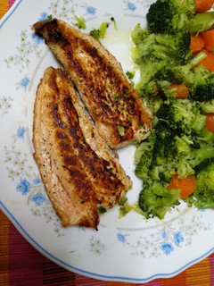 Una foto de Filete de salmón con verduras