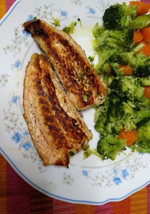 Una foto de Filete de salmón con verduras