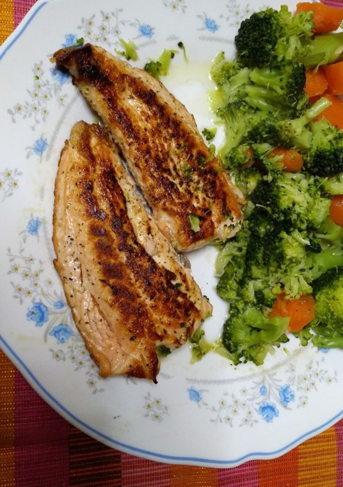 Una foto de Filete de salmón con verduras