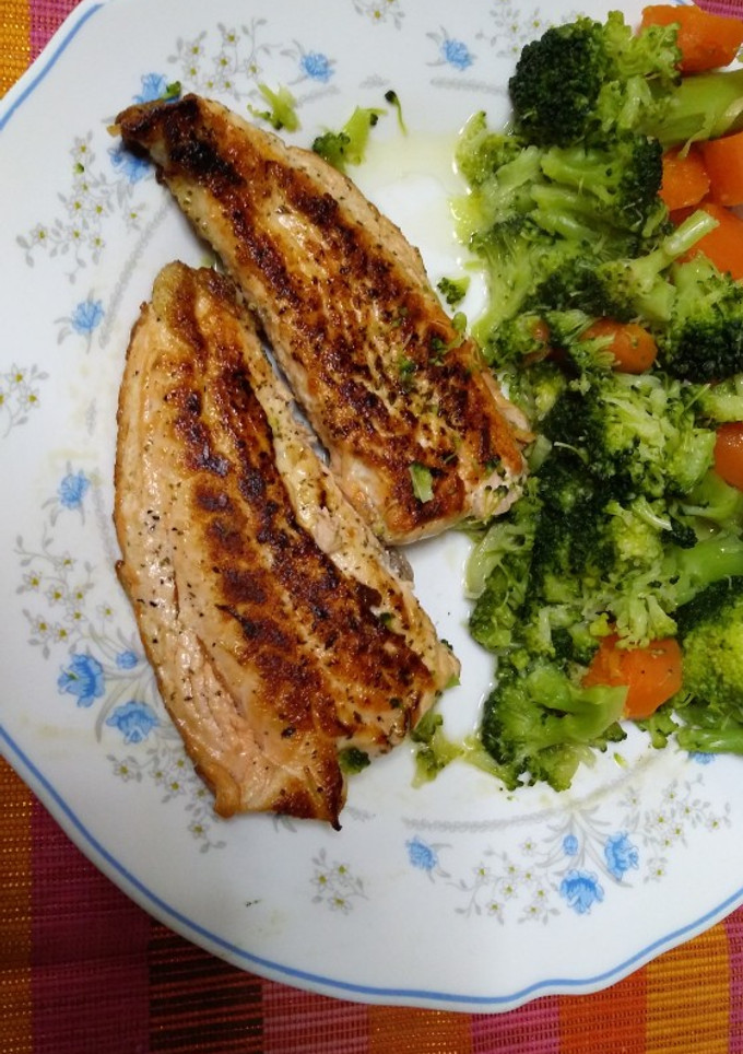 Una foto de Filete de salmón con verduras