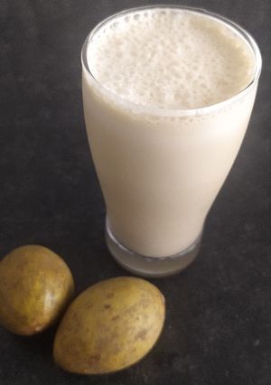 કોફી ચીકુ મિલ્કશેક (Coffee Chickoo Milkshake) રેસીપી મુખ્ય ફોટો