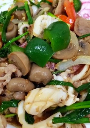 รูปของ ผัดพริกหวานหมูนุ่มปลาหมึก