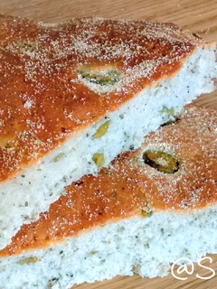 Una foto de 14.🥖Pan árabe con aceitunas rellenas y hierbas provenzales