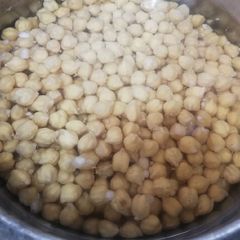 A picture of Boil chickpeas.