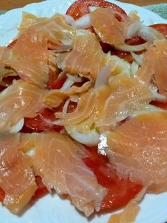 Una foto de Ensalada fácil de salmón ahumado