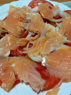 Una foto de Ensalada fácil de salmón ahumado