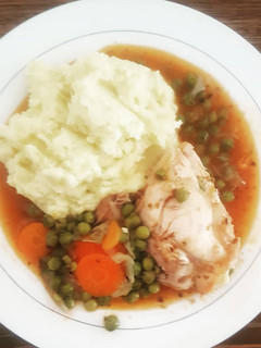 Una foto de Pollo arvejado con puré