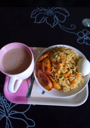 A picture of Noddles and fried plantain.