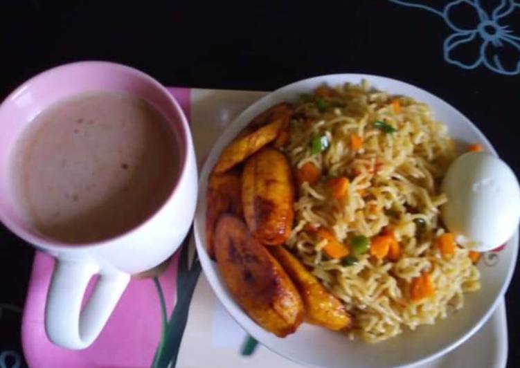 Noddles and fried plantain