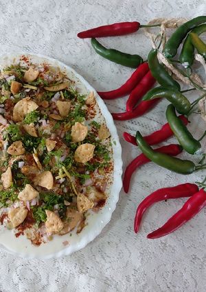 A picture of Dahi bada mixed chat papri.