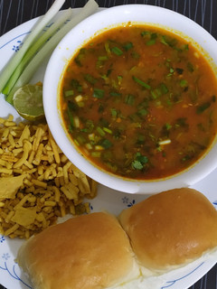 મિક્સ કઠોળ સેવ ઉસળ (Mix Kathol Sev Usal Recipe In Gujarati) રેસીપી મુખ્ય ફોટો
