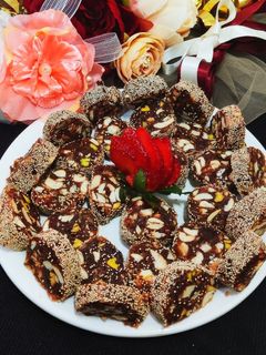 खजूर ड्राई फ्रूट रोल्स (khajoor dry fruits roll recipe in Hindi) रेसिपी मुख्य फोटो