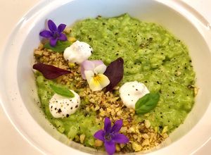 Foto di Risotto al pesto di basilico e burrata