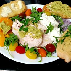 My Sliced Chicken with Salad, Avocado mix purèe,+Garlic Bread 😍 A picture of My Sliced Chicken with Salad, Avocado mix purèe,+Garlic Bread 😍.