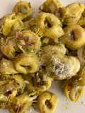 Tortelini con cebolla caramelizada y jamón al pesto