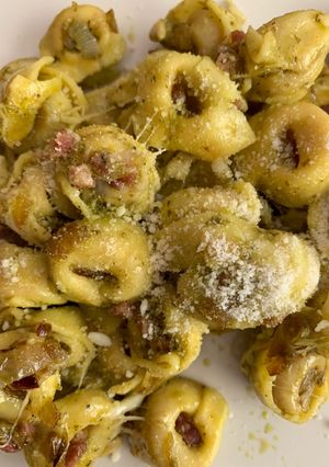 Una foto de Tortelini con cebolla caramelizada y jamón al pesto