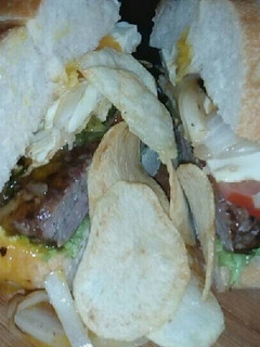 Una foto de Hamburguesa casera de cordero y vacuno