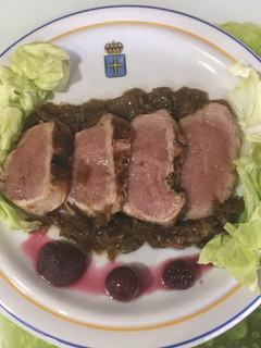 Una foto de Solomillo ibérico al Pedro Ximenez con frutos rojos y cebolla caramelizada