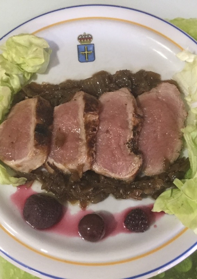 Una foto de Solomillo ibérico al Pedro Ximenez con frutos rojos y cebolla caramelizada