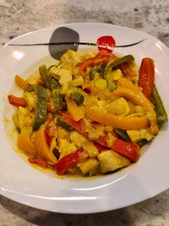Una foto de Pollo con pimientos al curry