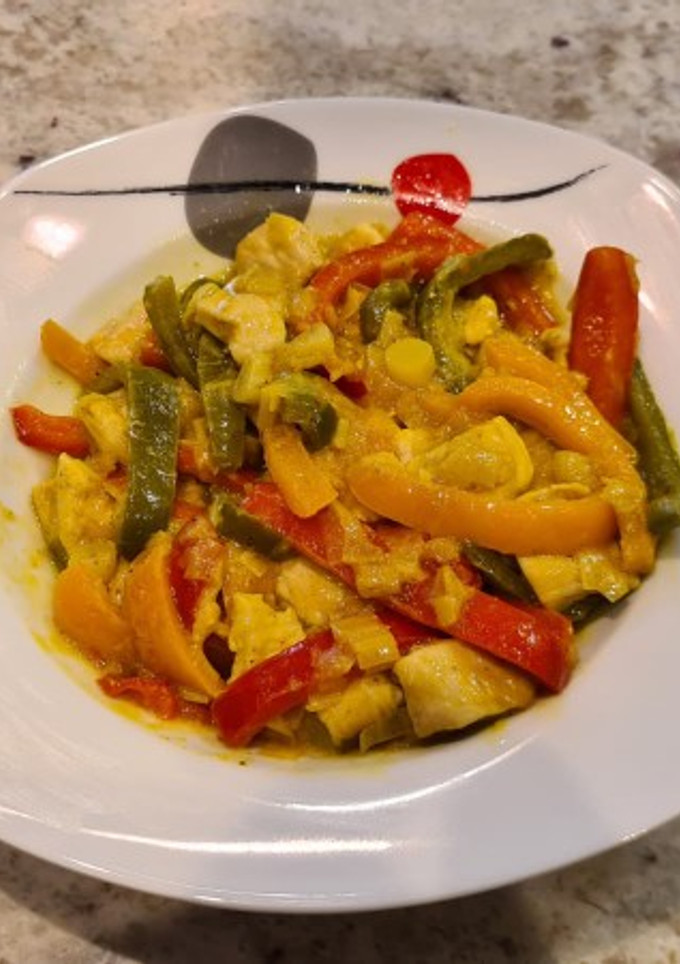 Una foto de Pollo con pimientos al curry