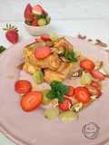 Rabanada com Morangos e uvas