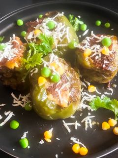 भरवां शिमला मिर्च(bharwa shimla mirch recipe in hindi) रेसिपी मुख्य फोटो