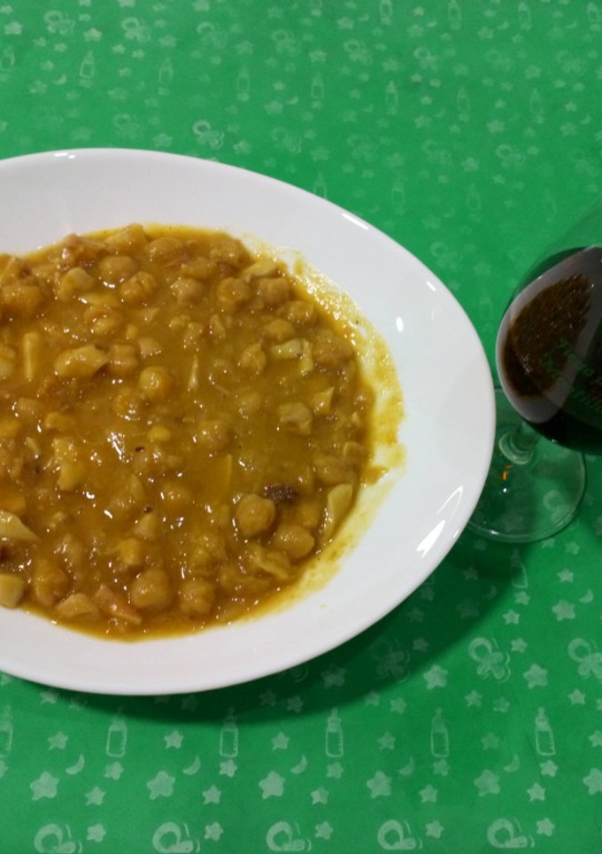 Una foto de Potaje de garbanzos y pulpo