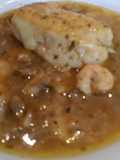 Cazuela de merluza, gambas y almejas