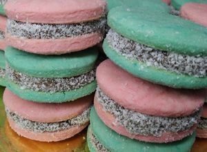 Una foto de Alfajores de maizena de colores