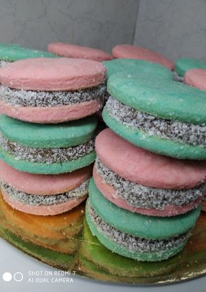 Una foto de Alfajores de maizena de colores