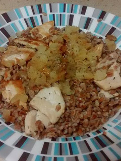 Una foto de Espelta con pollo y cebolla