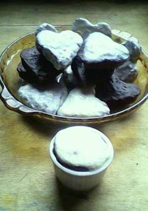 Una foto de Bizcochos de coco, manzana, canela y jalea de higos, cocoa, con doble cubierta de chocolate