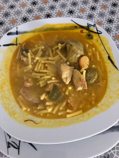 Una foto de Fideos con aguja de Motril y alcachofas