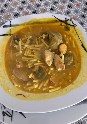 Una foto de Fideos con aguja de Motril y alcachofas