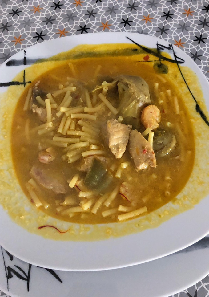 Una foto de Fideos con aguja de Motril y alcachofas