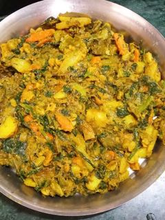 বড়ি দিয়ে পালং শাকের তরকারি(bori diye palong shaak recipe in Bengali) রেসিপির প্রধান ছবি