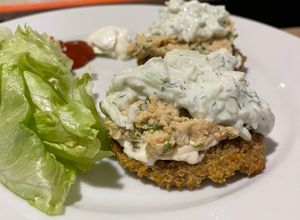 Una foto de 🍔 HAMBURGUESAS DE QUINOA 🥬 (acompaña con salsa tzatziki and hummus) receta arriba👆🏼