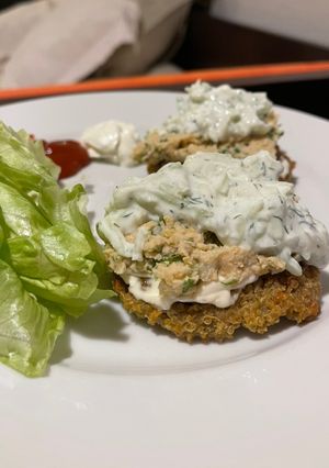 Una foto de 🍔 HAMBURGUESAS DE QUINOA 🥬 (acompaña con salsa tzatziki and hummus) receta arriba👆🏼