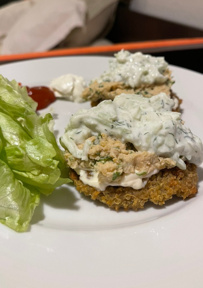 Una foto de 🍔 HAMBURGUESAS DE QUINOA 🥬 (acompaña con salsa tzatziki and hummus) receta arriba👆🏼