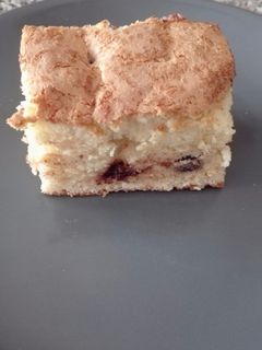 Una foto de Bizcocho de chocolate blanco y conguitos