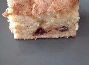 Una foto de Bizcocho de chocolate blanco y conguitos