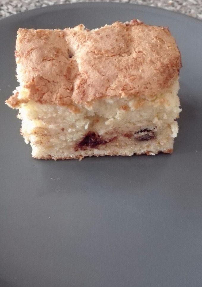 Una foto de Bizcocho de chocolate blanco y conguitos